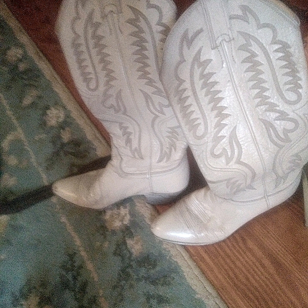 Justin boots/size:8/ color: cream